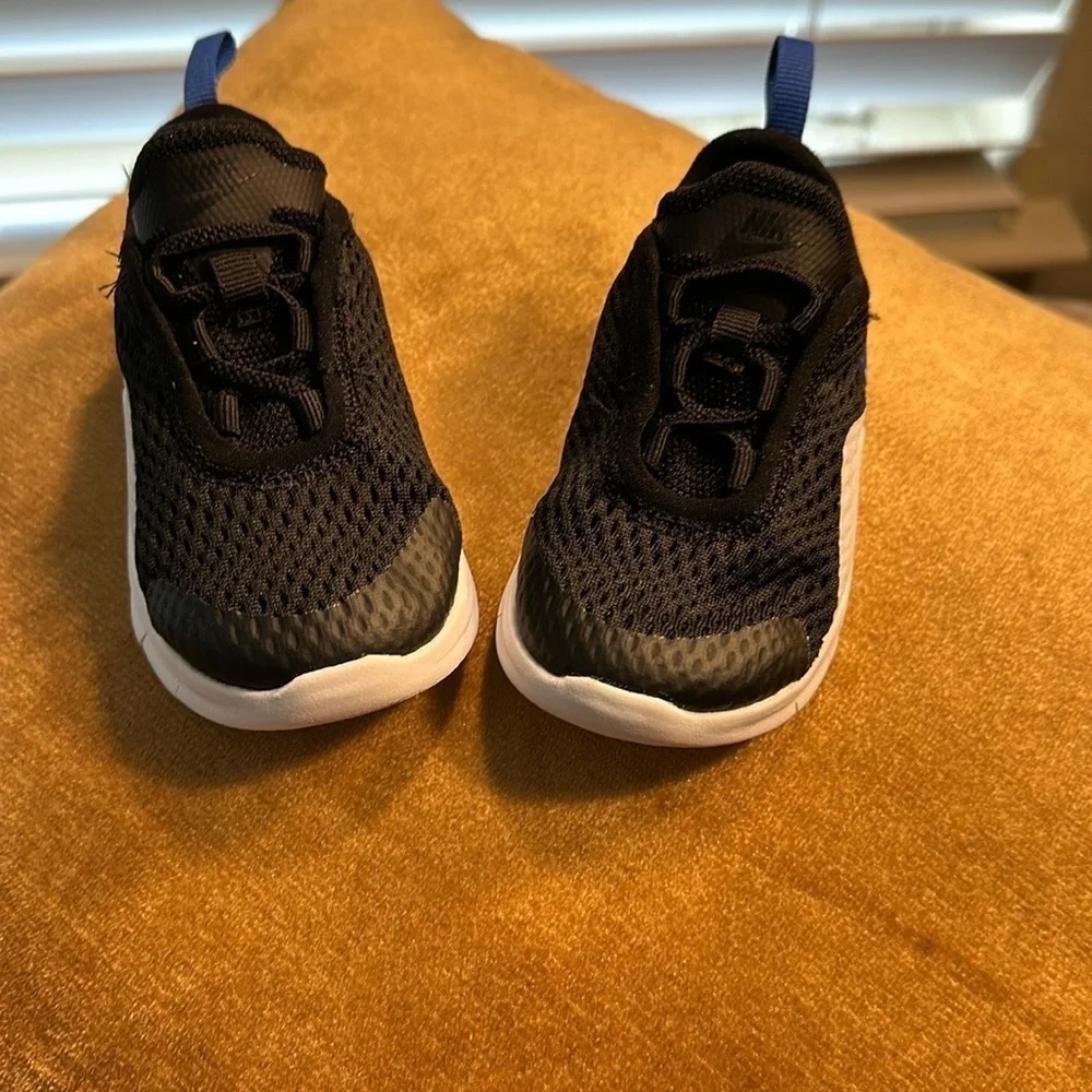 Nike Black and Blue Sneakers with Elastic Laces and Breathable Mesh